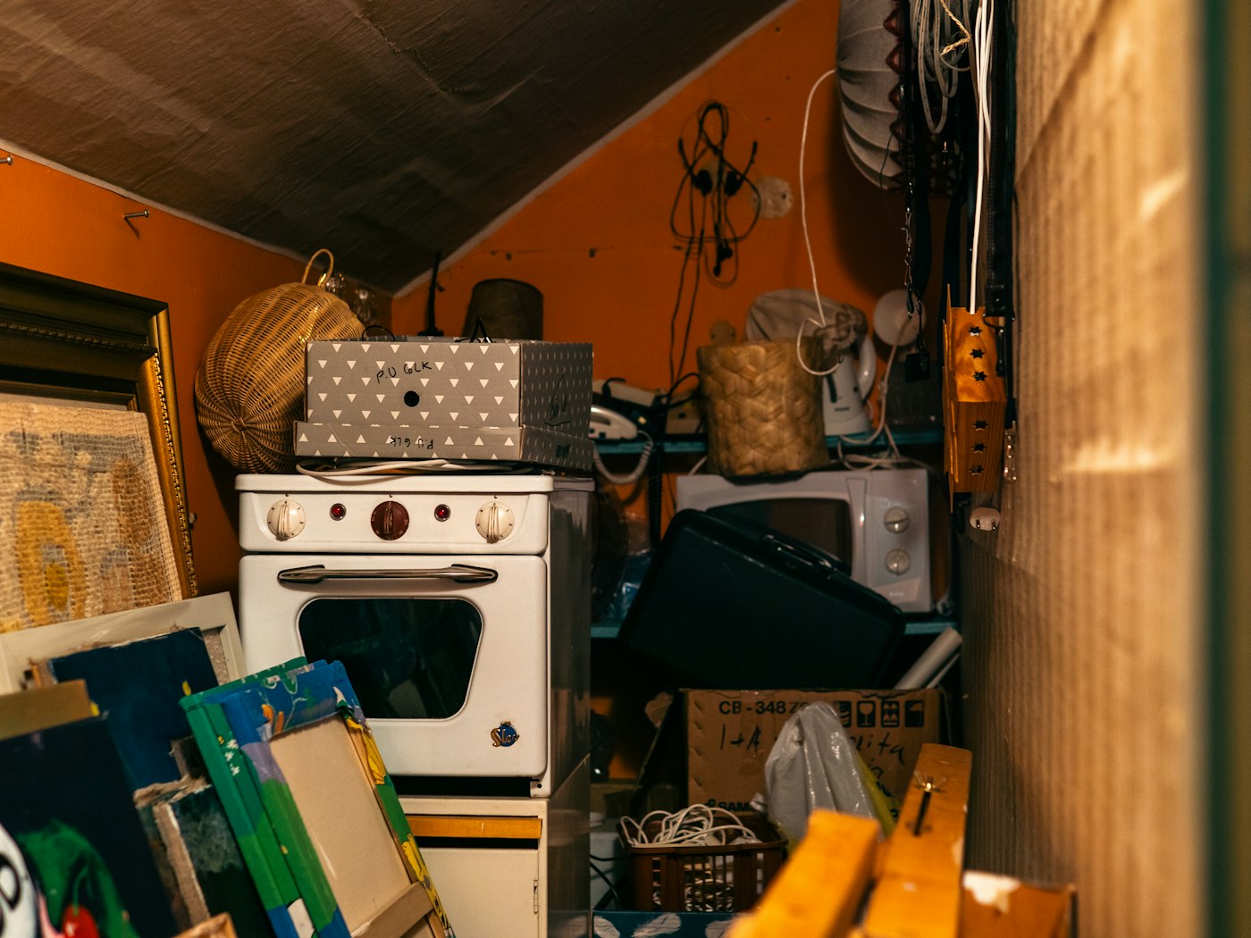 Vollgestellte Wohnung vor der Räumung
