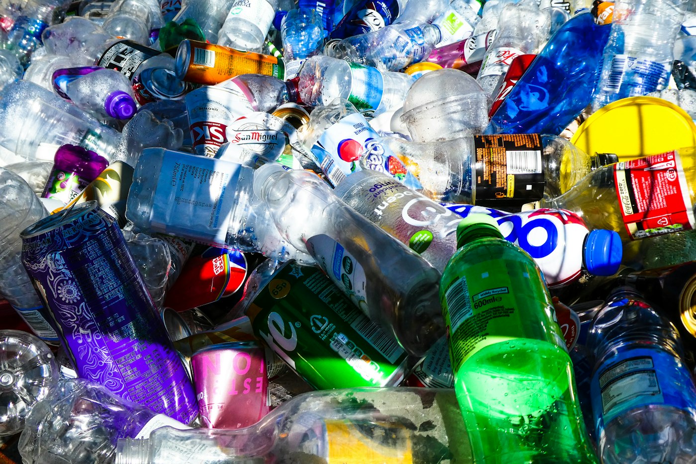 Recycling – sortierte Flaschen und Dosen zur Verwertung